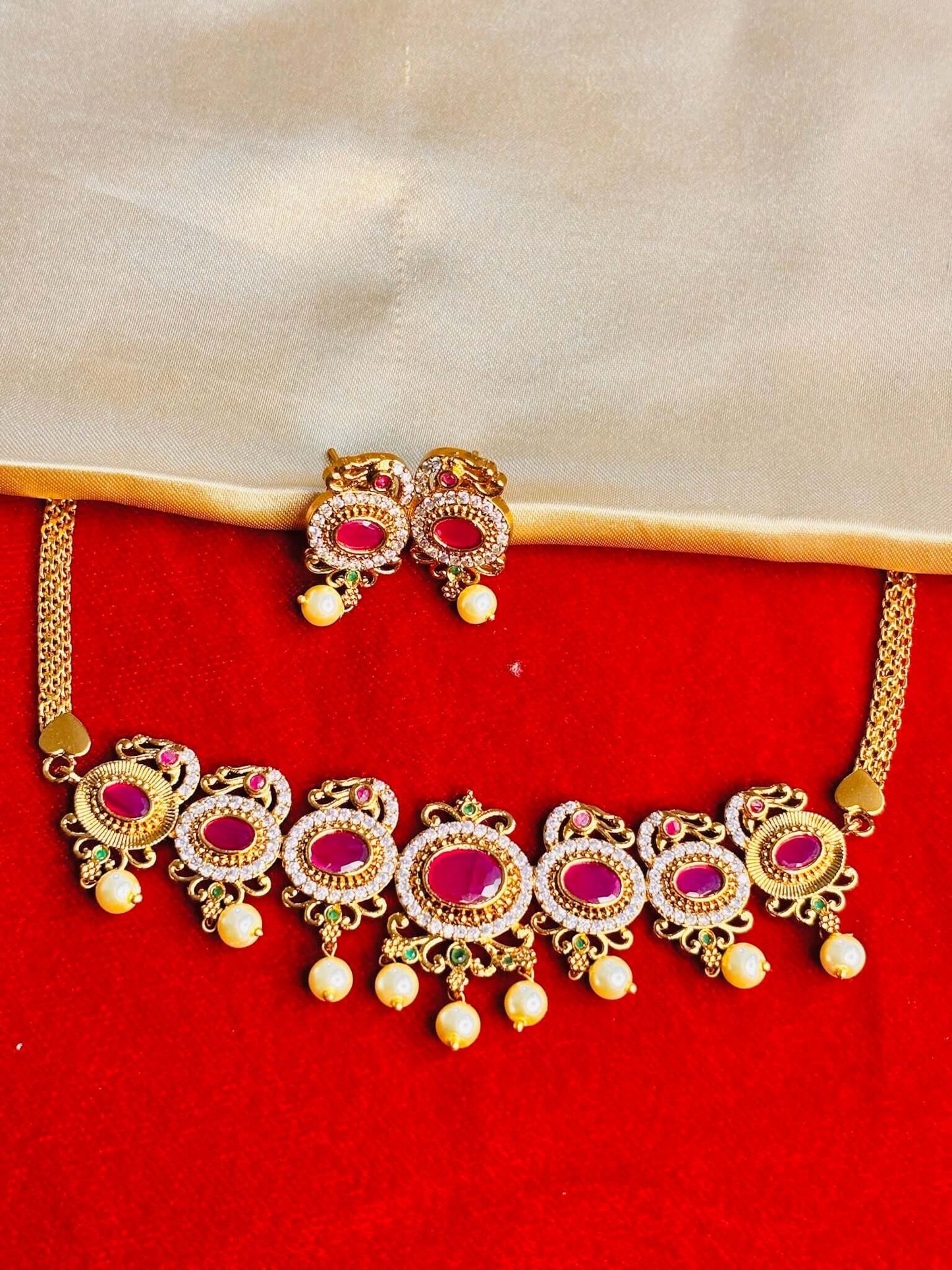 Antique ruby oval choker necklace set with pearl embellishments